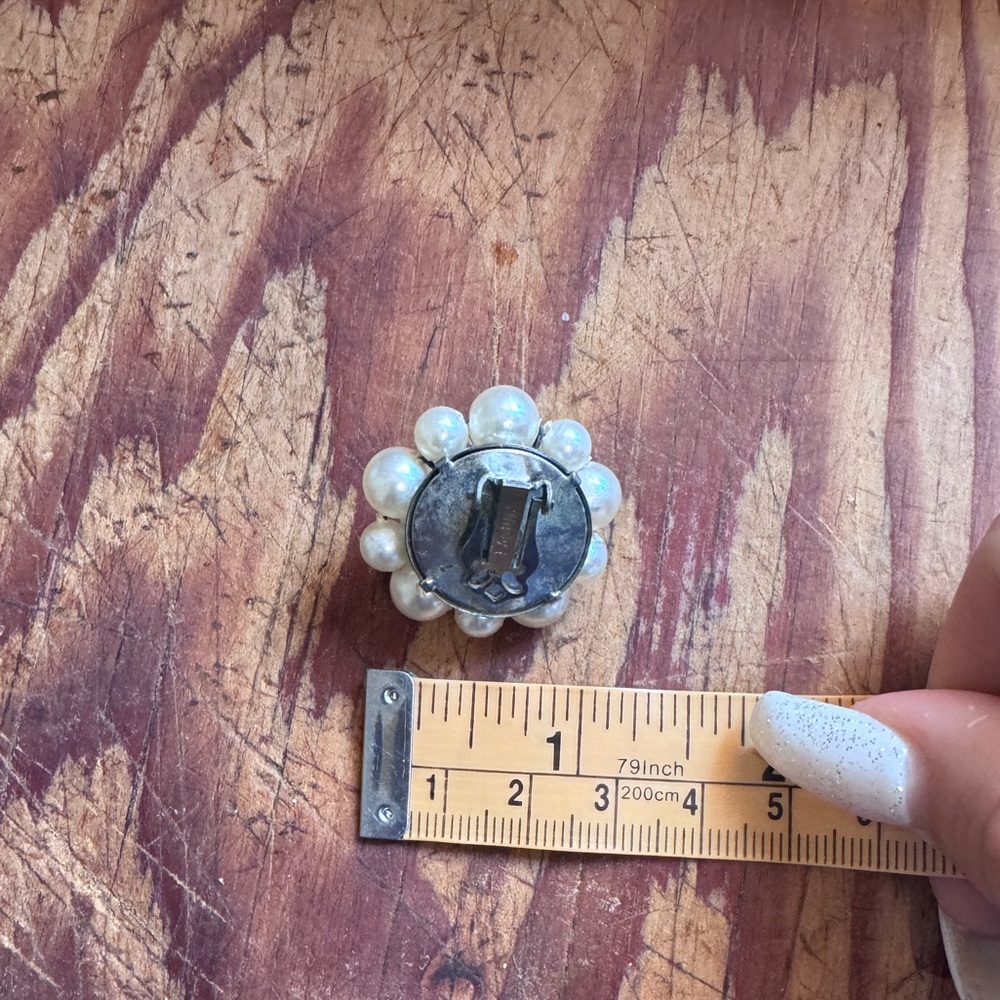 50s-60s Elegant Pearl Cluster Clip on Earrings - Picture 5 of 6